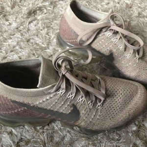  - Vapormax flyknit i beige/rosa färg.  Världens skönaste sko som kan användas både till vardags och till träning!   Skorna är i jättefint skick!   Köpare står för frakt