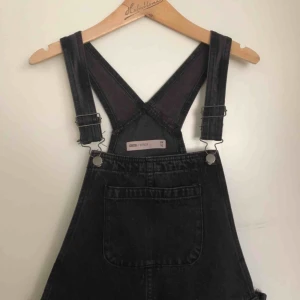  - Hängselbyxor från ASOS! Lite urtvättade men använda ett fåtal gånger. Storlek: UK 10 = EU 38 men passar även 36. Nypris 576kr. Frakt inräknad i priset.