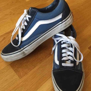  - 180 kr pp för dessa grymma vans. Strlk 38,5 ca. Se storleksangivelsen i skons plös, bild i kommentarerna. Färgerna är ljusare klarblå o marinblå. Nyskick, men lite för små för mig. 