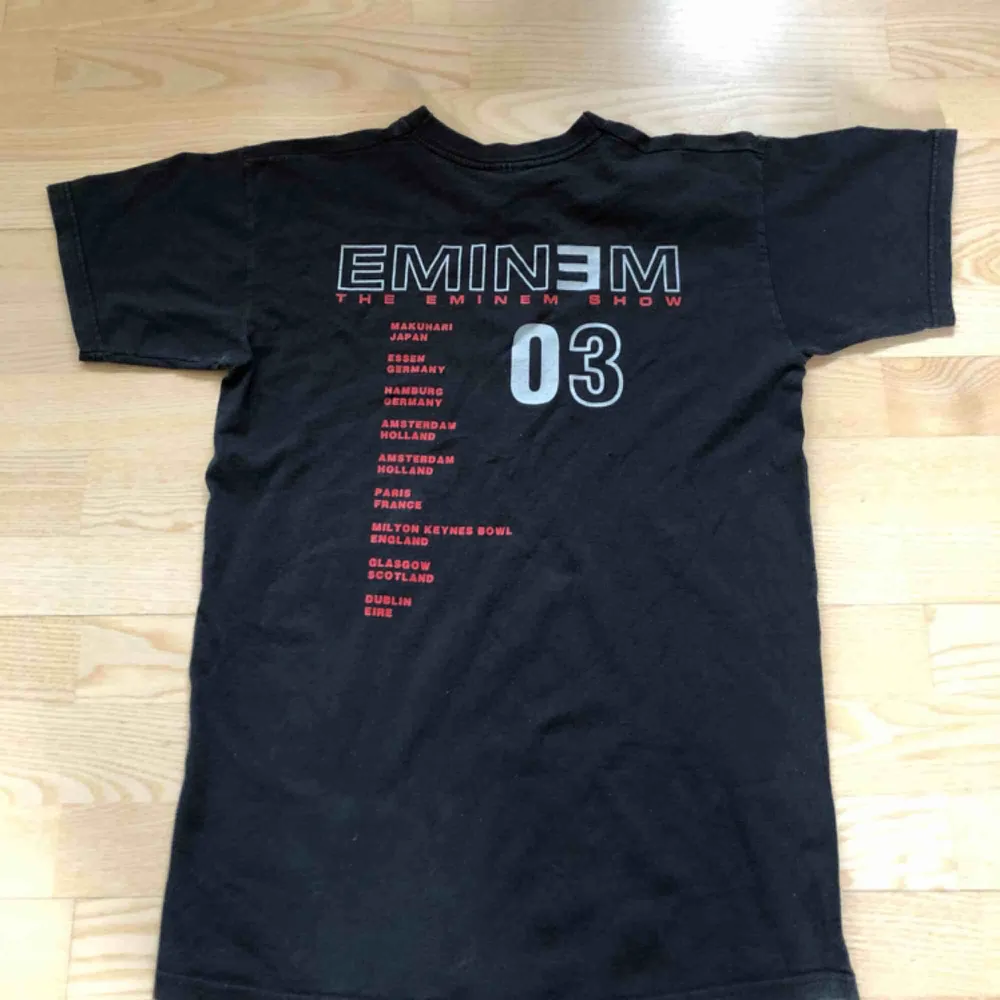 Säljer en Vintage Eminem t-shirt från 2003. Släpper den för 250 kr vilket är ett grymt pris då den online går för 600kr. T-shirts.