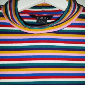  - Superfin randig tröja från Monki. Regnbågens alla färger 😉 frakt tillkommer på 18 kr!