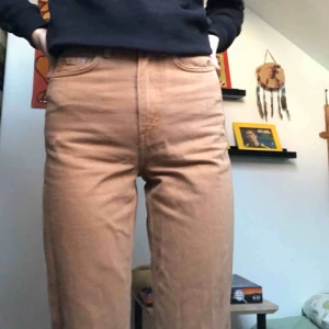  - Snygga brun/beiga jeans från weekday men tyvärr för små för mig nu:(😭 jättesköna men lite skrynkliga på bilden💘💘