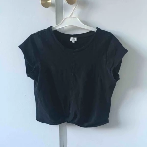  - Svart cropped t-shirt från River Island. Detalj nertill (se bild 2). Storlek 8 (XS) Skickar gärna men då tillkommer fraktkostnad.
