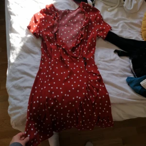  - En jättefin och romantisk klänning från bershka. En knapp har gått sönder tyvärr men detta går att fixa enkelt😊