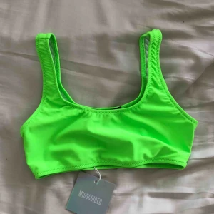  - en neon färgad bikiniöverdel från missguided. köpte 2 st och hann inte lämna tillbaka så säljer ena. aldrig använd och köpt bara för 3 v sedan! nypris 119kr säljer nu för 50kr plus fraktkostnaden! 