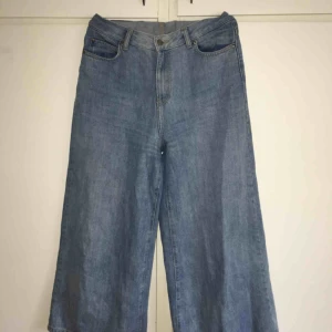  - Vida, korta jeans som sitter tajt vid midjan men väldigt löst vid benen. Väldigt snygga jeans som tyvärr inte kommer till användning. Frakt ingår inte i priset och jag tar swish. 