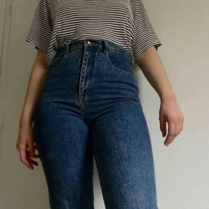  - Jeans köpta på Beyond Retro. Väldigt högmidjade och bra för personer som är långa. De är i bra skick och knappt använda av mig. Frakten ingår inte i priset utan betalas av kunden. Jag tar swish. 