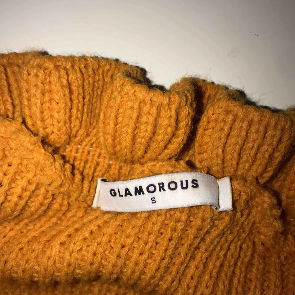 En ”off-shoulder” tröja i stickat mjukt material, i en jättevacker orange färg! Den är helt oanvänd . Tröjor & Koftor.
