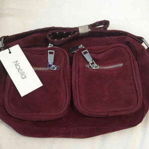  - Oanvänd vinröd mocka väska Dustbag medföljer