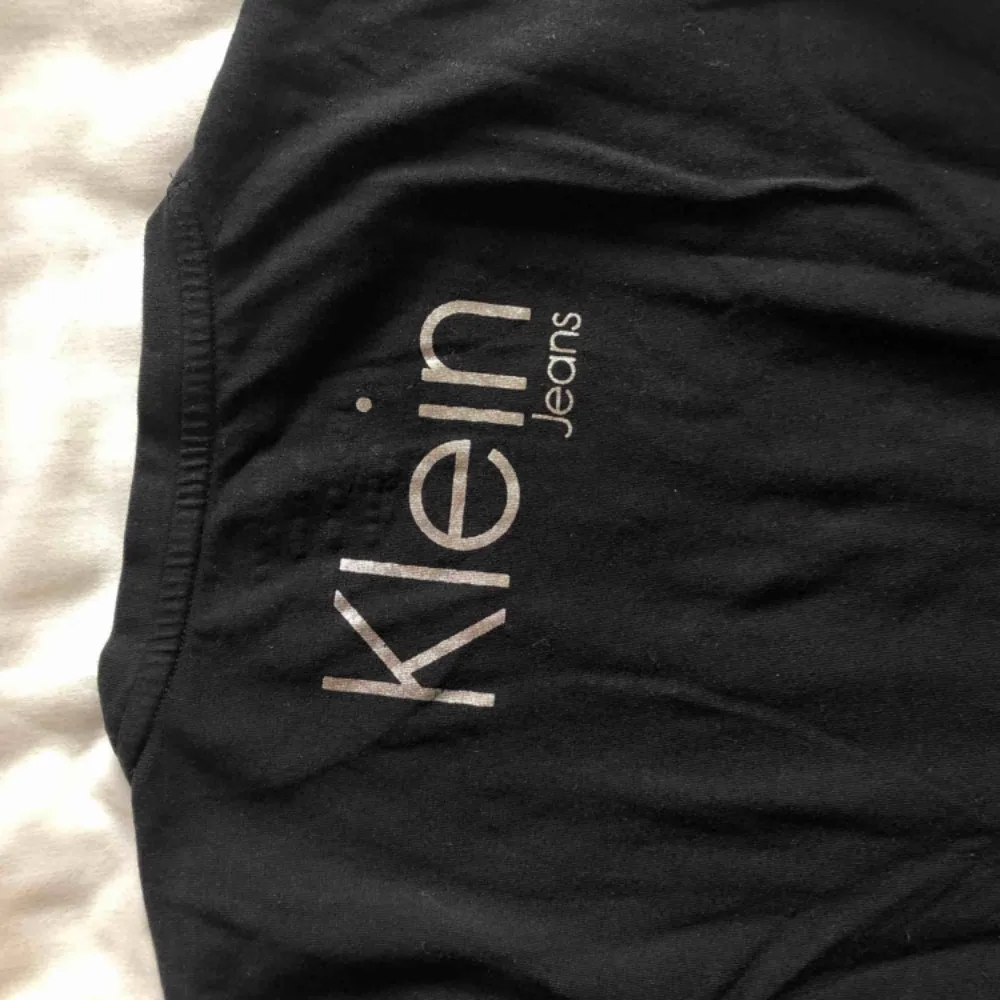 Svart T-Shirt med Calvin Klein loggan på. Storlek S och i jättebra skick!. T-shirts.