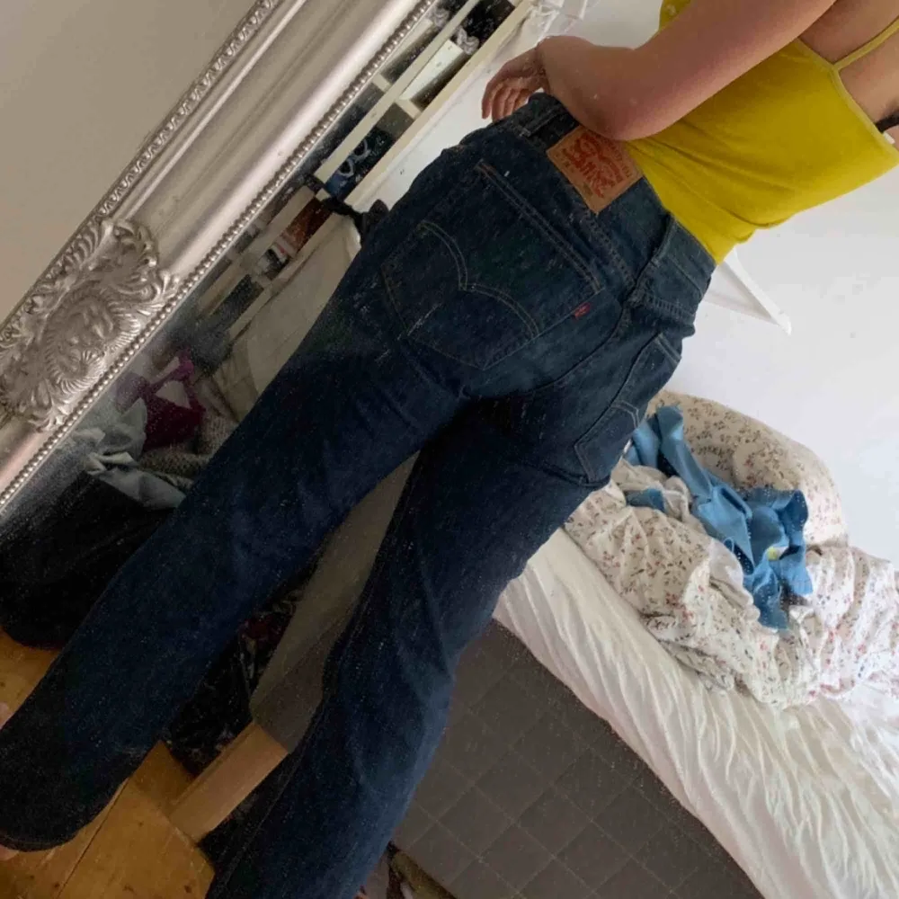 Levis jeans snygga på rumpan då dom är lite ”blekta på skinkorna” så det framhäver. Jeans & Byxor.