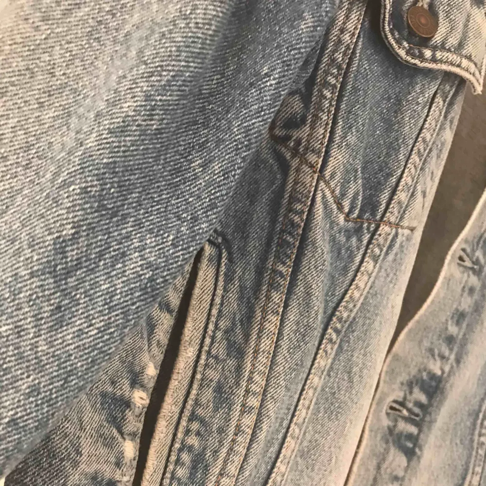 Säljer en Levis jeans jacka, strl S i herr strl. Men passar dam storlek s-l beroende på hur oversize man vill ha den, Skitsnygg färg med lite härliga slitningar!. Jackor.