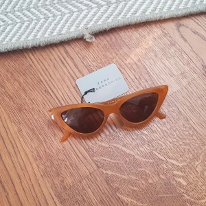  - Oanvända, perfekt till sommaren!! Karamell färg. Frakt betalas av köparen eller så kan vi träffas vid centralen eller Täby.