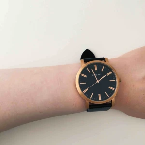  - Helt oanvänd klocka, i så gott som helt nytt skick. Guldig klocka med svart rem. Kostar runt 1000 ny. Priset kan diskuteras! 🖤