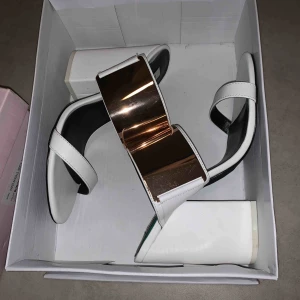  - Helt nya klackar från Nelly. Storlek 38. Endast provade. 