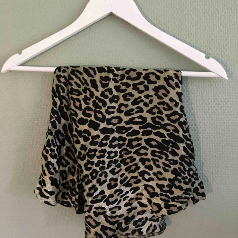 Kort kjol med leopardmönster  i glansigt material. Nuvarande bud 90 kr. Kjolar.