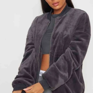  - Bomberjacka i fakepäls i storlek 38. Använd 3 gånger. 