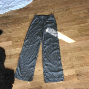  - As coola kostymbyxor som är raka i modellen, dom är lite som silke i materialet och faller väldigt snyggt