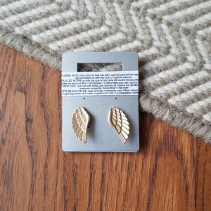  - Örhängen, oanvända. Frakt betalas av köparen 