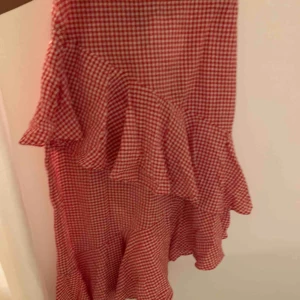  - Röd rutig volang kjol från NA-KD.