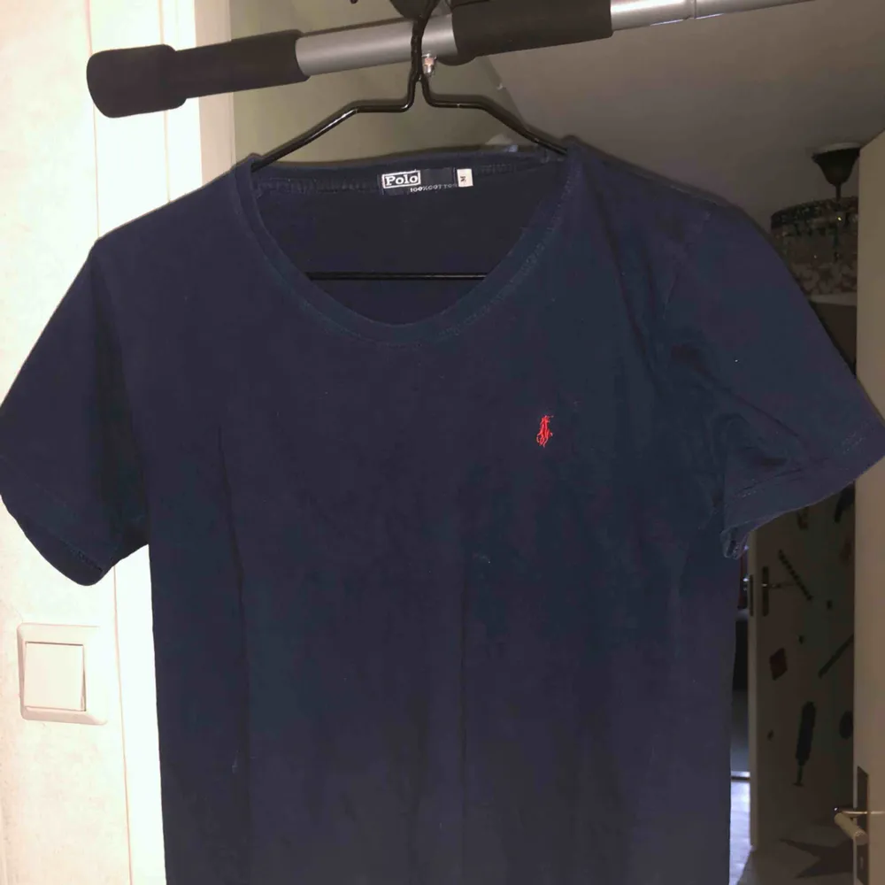 Ralph lauren i fint skick. Inte så använd. Storlek M . T-shirts.