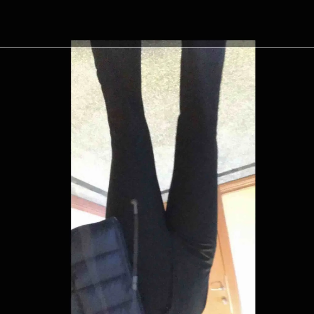 Svarta byxor från carling, använda ca 3 gånger. Skriv för bättre bilder ( og pris: 500kr). Jeans & Byxor.