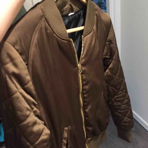  - Bomberjacka med zip. Stl S/36