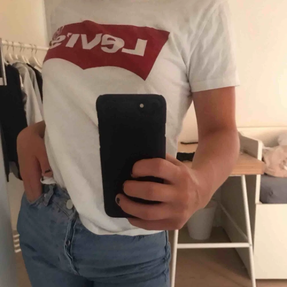 Levi’s t shirt strl XS Superfin att ha nu i sommar! Köpt i en Levi’s butik för ca 1 år sedan. T-shirts.