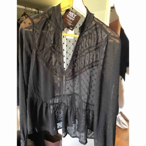  - Blus ifrån Nelly. Aldrig använd (lappar sitter kvar). Storlek 38. Köparen står för frakt 