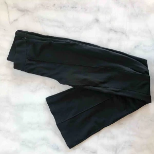  - Kostym/mjukis-byxor från Cubus. Fina men lite för små för mig.. passar mig perfekt i längden (161 cm lång). 60 kr + frakt 😇