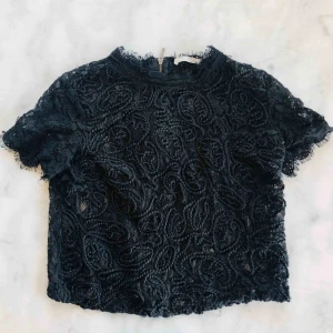  - Superfin spetstopp från Zara. Storlek M men passar även S. Säljer pga ingen användning av den längre och hoppas någon annan får mer användning av den 💓