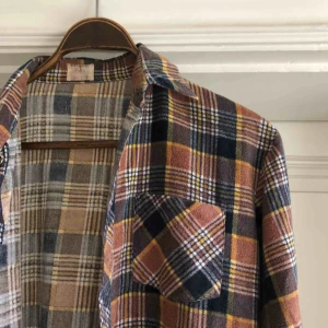  - Vintage flanell från 70-80 talet. 41/42 på lappen sitter som medium. Något korta armar, kan hämtas i Uppsala eller skickas mot fraktkostnad 