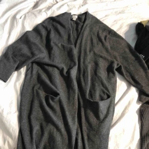  - En oversize kofta i cashmere och ull! Två främre fickor och mjuk och skön i touch! 40kr frakt eller mötas upp i Stockholms innerstad ♥️🌹