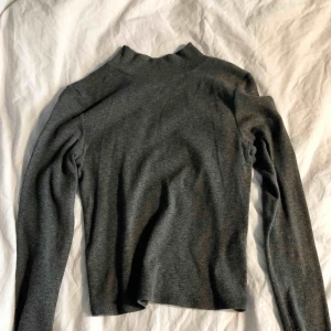  - Cropped top med halv polo krage! Fint skick! 40kr frakt eller mötas upp i Stockholms innerstad ♥️🌹