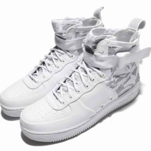  - Nike SF Air Force 1 Mid Winter Camo AA1129-100 Storlek: EUR40 US7 Condition: 7.5/10 Fast pris: 500 SEK 