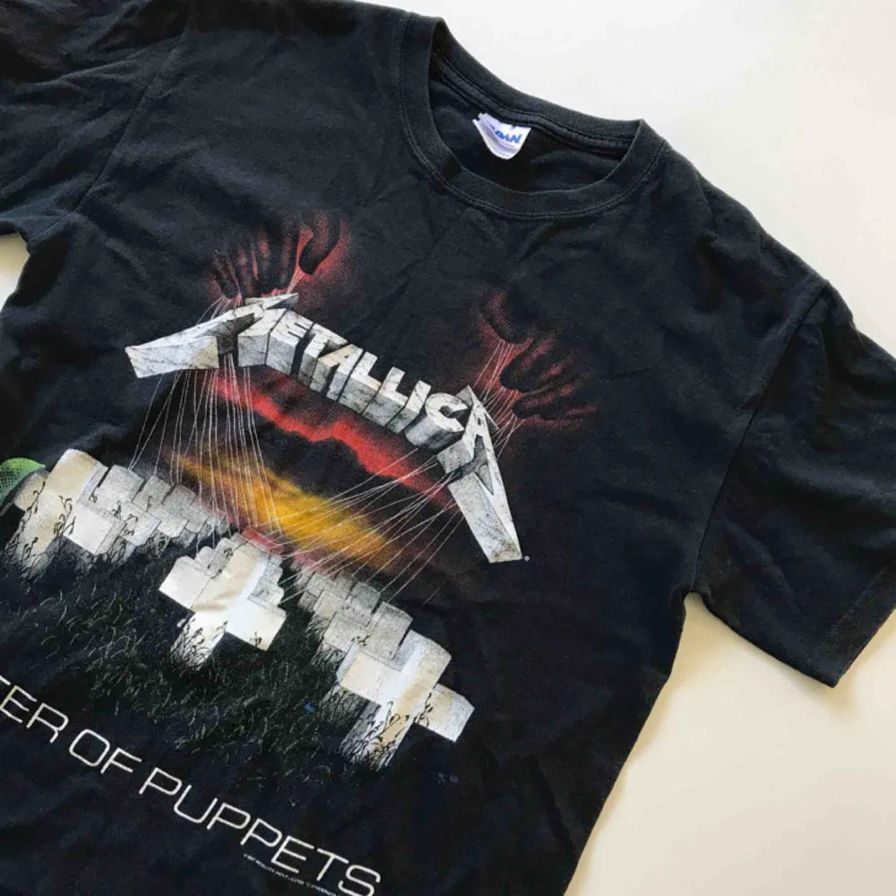 Vintage Metallica-tisha, har ett hål på ryggen men annars i bra skick. Frakt ingår i priset! . T-shirts.