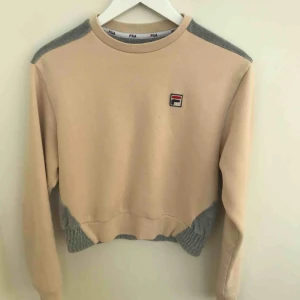  - En skön och snygg lite tjockare tröja från FILA. Är perfekt längd (ej croppad). 