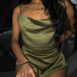  - Khaki satin dress från Missguided Storlek XS, sitter som S 💚