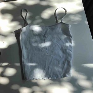  - Vitt linne som är croppad.