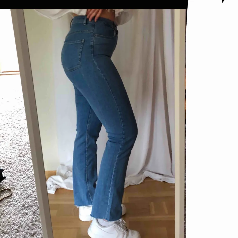 Jättesnygga jeans med stretch från NA-KD, på mig som är 176cm lägger de sig lite fint på skorna men om man är kortare och inte vill det kan man ju bara klippa av, hör av er för fler bilder eller om ni vill diskutera pris💜. Jeans & Byxor.