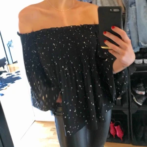  - Offshoulder topp med fint svall och vida ärmar. Motiv med stjärnor och månar. Använd ett fåtal gånger så i väldigt fint skick. Köparen står för frakten 🌙💫