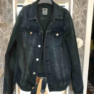  - Jeansjacka från crocker, passar bra som oversized till personer som har storlek XS. Finns i Skåne och kan mötas upp i Lund/Malmö eller Hässleholm, annars står köparen för frakten