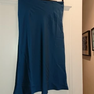  - Grön/Blå satin kjol från nastygal i nytt skick (lappen kvar) 36kr frakt, betalning via swish 
