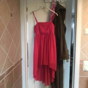  - En rosa klänning som e längre där bak och kortare fram. Super fin till sommaren !!! 