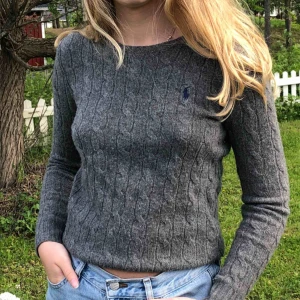  - Snygg kabelstickad tröja från Ralph Lauren. Knappt använd! Köparen står för frakt. 