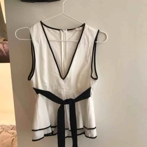  - Vit topp från zara. Köpt förra året men knappt använd. Går att knyta fram och bak. 