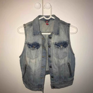  - Ljus jeansväst i storlek 36. Bara använd fåtal gånger. Köparen står för frakt, kan mötas upp i Lund/Malmö 