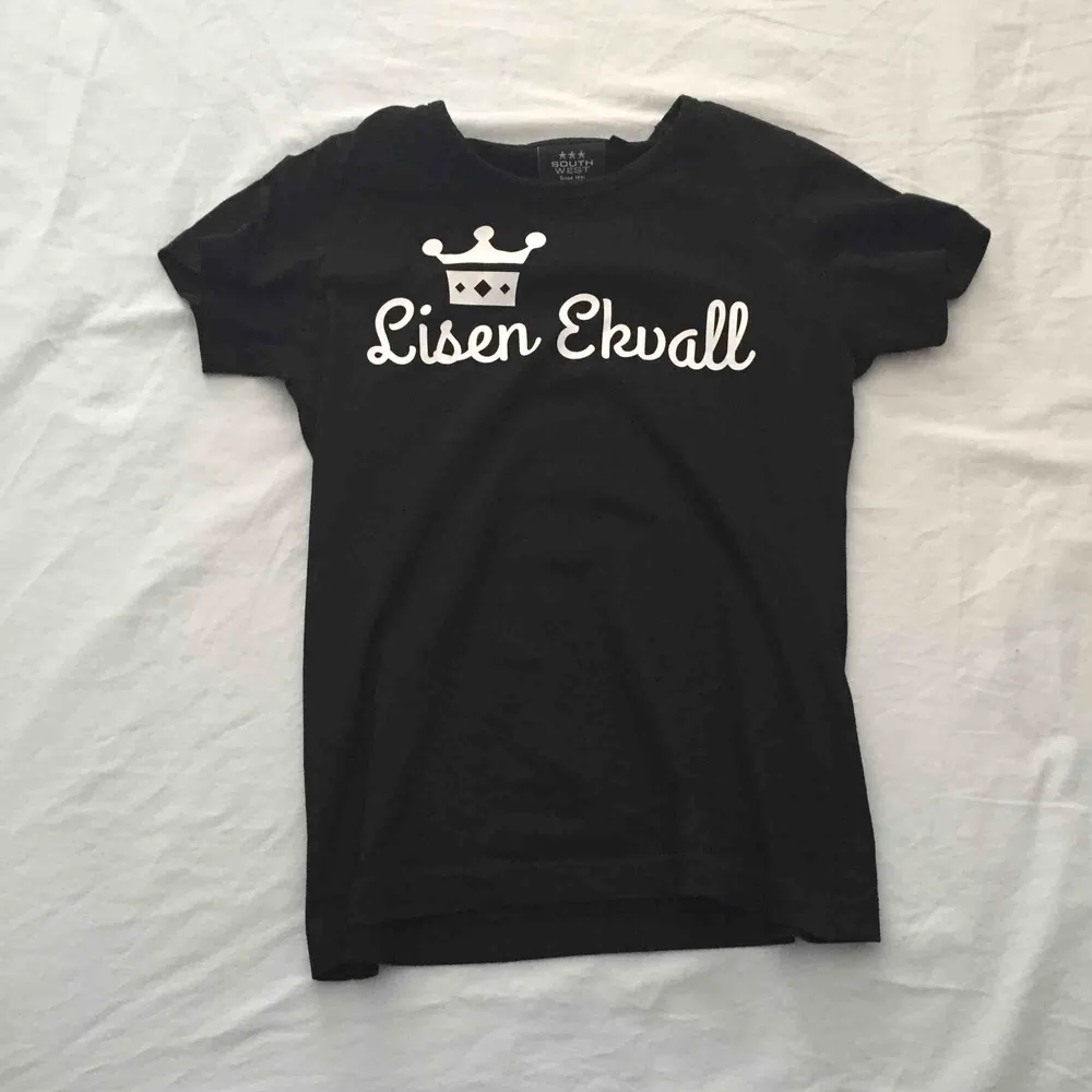 Lisen Ekvall merch (stav) säljs i bra skick storlek XS. T-shirts.