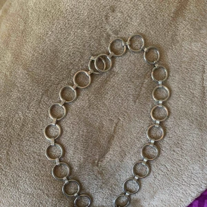  - Snygg kedja som kan användas som halsband/byxkedja. Köpt ifrån Brandy Melville. 