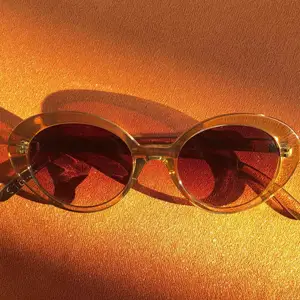 Beige solglasögon med brun toning, bra beg skick med liten repa på ena glaset. Budgivning vid fler intressenter!
